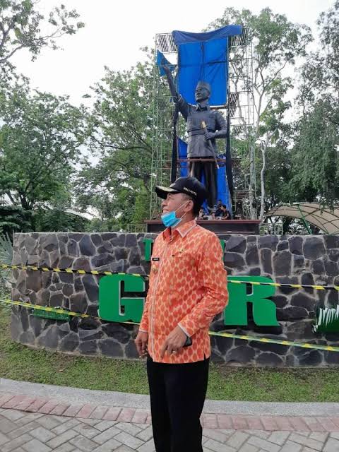 Dr. Hidayat meninjau pembangunan patung Soekarno saat masih menjabat Walikota Palu | Foto : IST