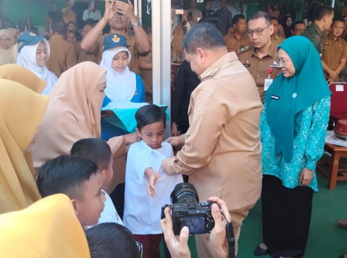 Penyerahan simbolis seragam dilakukan langsung oleh Wali Kota Makassar, Munafri Arifudin | Foto : Surat-Kabar.com