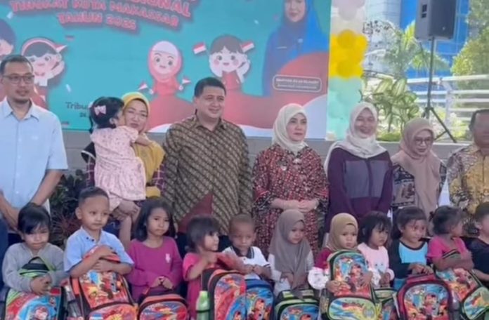 Kadis DP3A Kota Makassar Dampingi Wali Kota pada Puncak Peringatan Hari Anak Nasional 2025 | Foto : IST