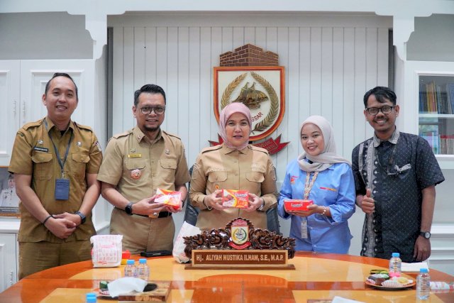Wakil Wali Kota Makassar, Hj. Aliyah Mustika Ilham, didampingi Kepala Dinas Koperasi dan UKM Kota Makassar, Bapak Arlin Ariesta, menerima audiensi dari PT Setya Kuliner Mandiri (Lazatto Chicken & Burger Makassar) | IST