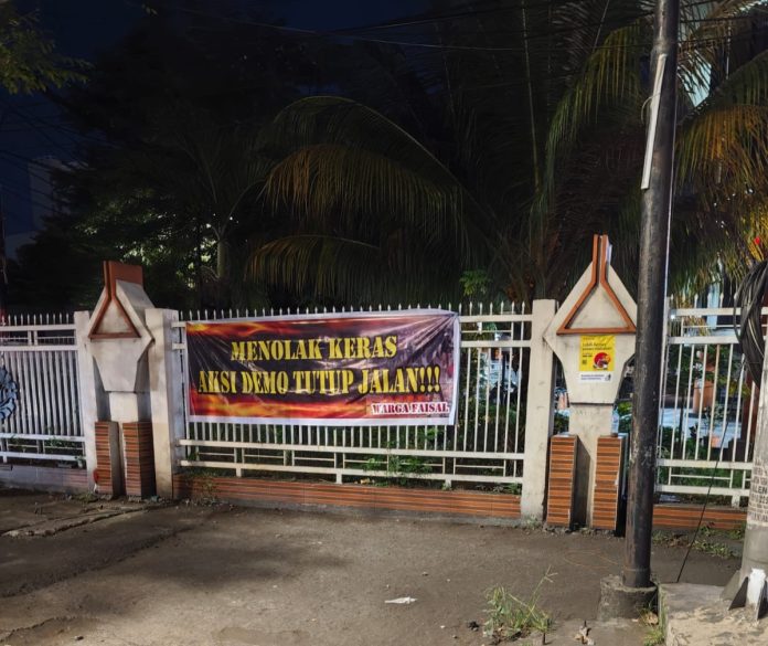 Spanduk penolakan Demo Menutup Jalan yang Dipasang Warga sekitar, Kamis (18/9/2025)