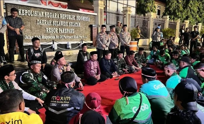 Pengemudi ojek online (ojol) Kota Parepare menggelar aksi damai di depan Mapolres Parepare | Foto : IST