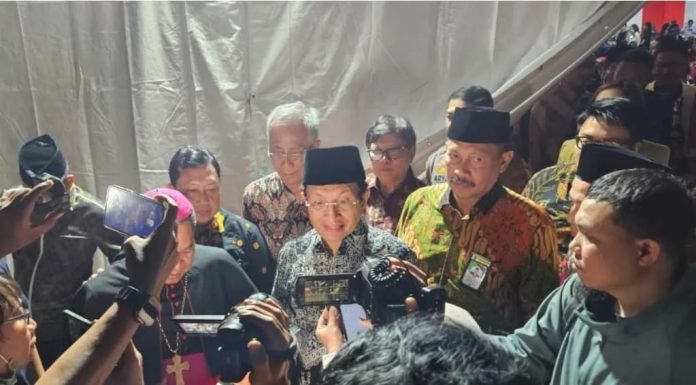 Kakanwil Kemenag Sulsel Ali Yafid mendampingi Menteri Agama KH Nasaruddin Umar
