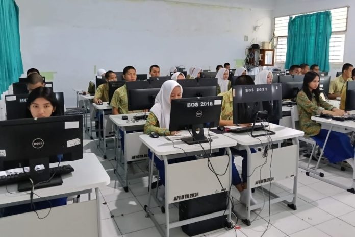 Siswa-Siswi SMA Negeri 2 Makassar saat mengikuti TKA | Foto : surat-kabar.com