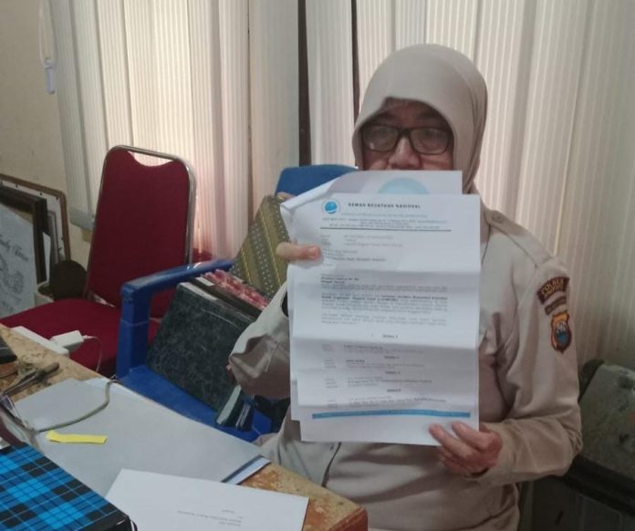 Ibu Wati (Staf Kapolrestabes Jeneponto) saat memperlihatkan laporan LSM Kompleks yang telah masuk kepada wartawan, Rabu (26/11/2025) | Foto : Mile
