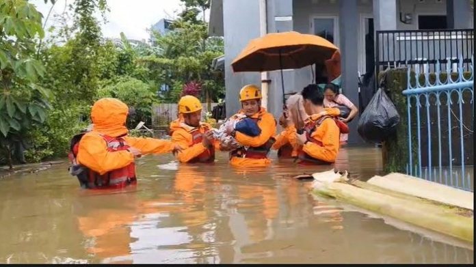 Petugas BPBD Makassar mengevakuasi bayi saat banjir merendam Kelurahan Tello Baru, Kecamatan Panakkukang | Foto Doc. BPBD