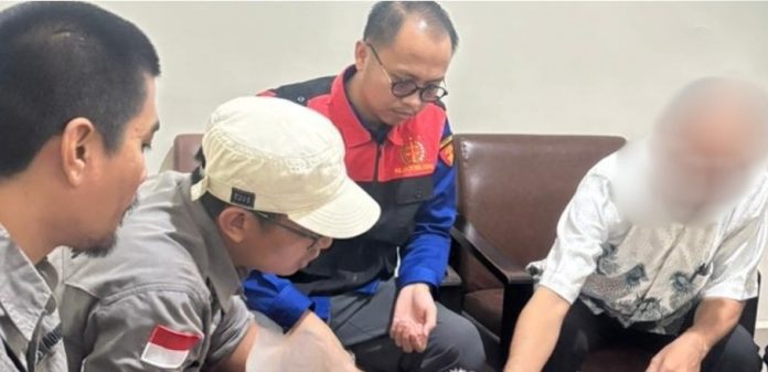 Penyidik Tindak Pidana Khusus pada Kejaksaan Negeri Sigi melakukan Penggeledahan pada Kantor Dinas Peternakan dan Kesehatan Hewan Kabupaten Sig | Foto : Kejari Sigi