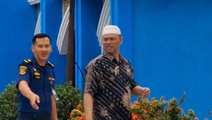 Supriadi, terpidana korupsi, saat terlihat berjalan menuju coffee shop Kendari | IST