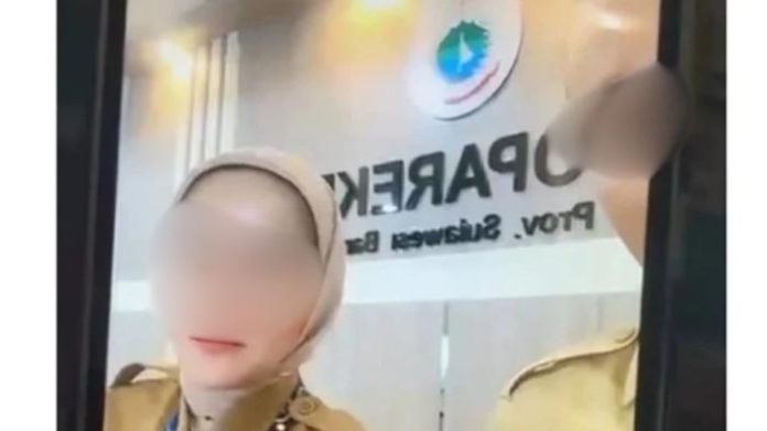 Oknum Aparatur Sipil Negara (ASN) di lingkup Dinas Kepemudaan, Olahraga, Pariwisata, dan Ekonomi Kreatif (Dispoparekraf) Sulawesi Barat, melakukan live platform media sosial saat jam kerja. Live keduanya viral karena banjir komentar netizen.| Foto : Tangkapan Layar