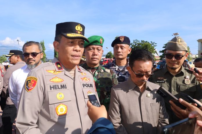 Wakapolda Sulteng, Brigjen Pol Helmi Kwarta Rauf, saat menyampaikan keterangan pers, usai memimpin apel gelar pasukan mengantisipasi dampak global, di halaman Mapolda Sulteng | Foto: Humas Polda Sulteng