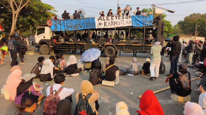 Demo Mahasiswa Unhas Blokade Jalan Perintis Kemerdekaan Makassar | Foto : Angkel