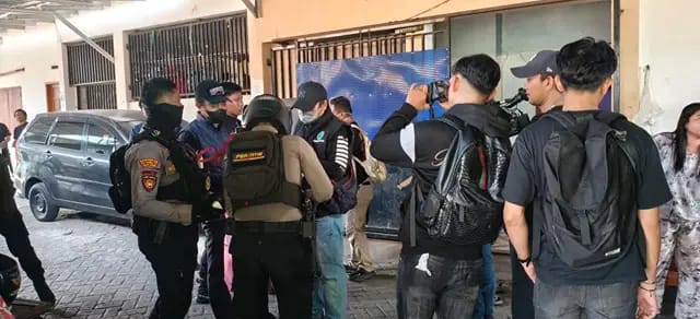 Penggerebekan narkoba dalam operasi gabungan di Kawasan Dangko, Kecamatan Tamalate, Kota Makassar | Foto : IST